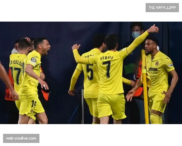 塞维利亚球迷旅行支持球队，客场气氛热烈