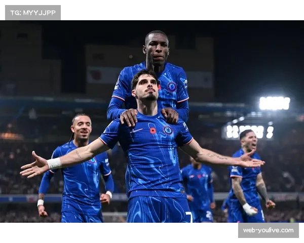 切尔西3-0锁定胜局，恩佐点射破门后亲吻队徽