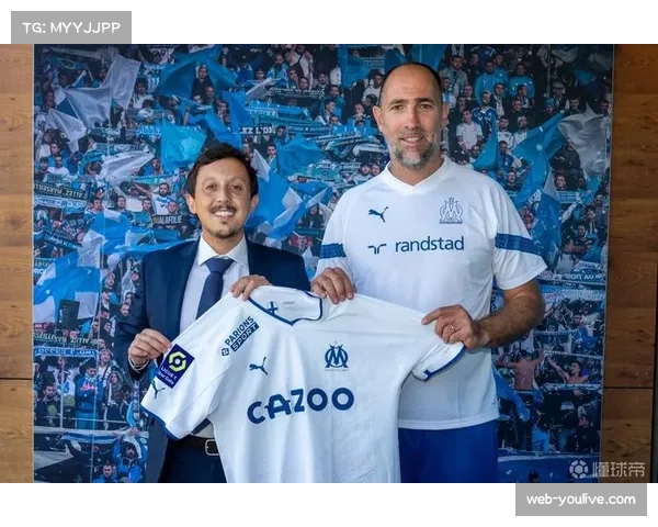 特写：马赛主帅在赛前发布会佩戴智能设备，个人品牌与科技公司达成合作