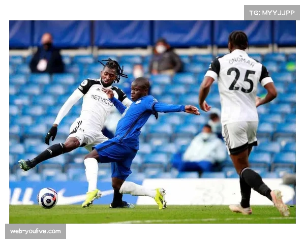 雨中激战：兰斯与克莱蒙球员在湿滑场地上多次滑倒
